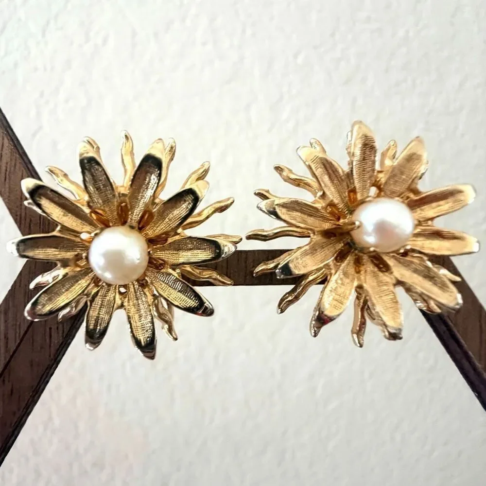 Vintage Gold Tone Pearl Daisy Flower Clip On Earrings
